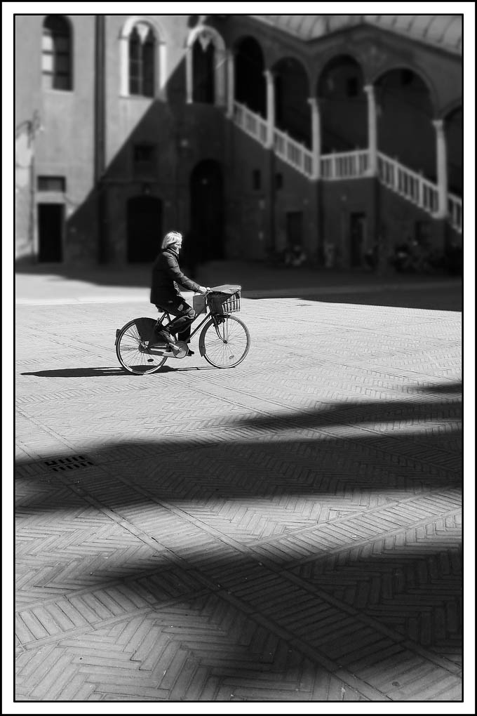 Come se a schivar le ombre...