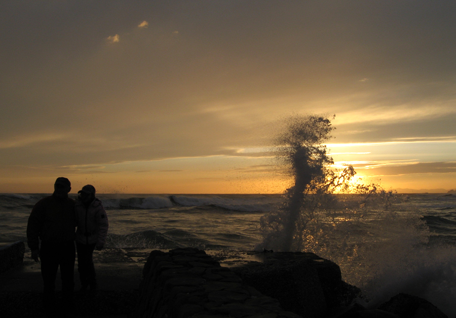 tramonto su mare agitato