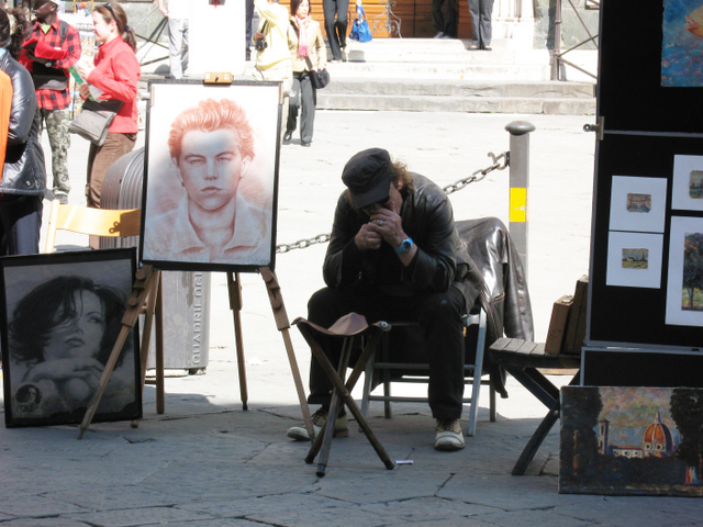 Pittore che si accende una sigaretta