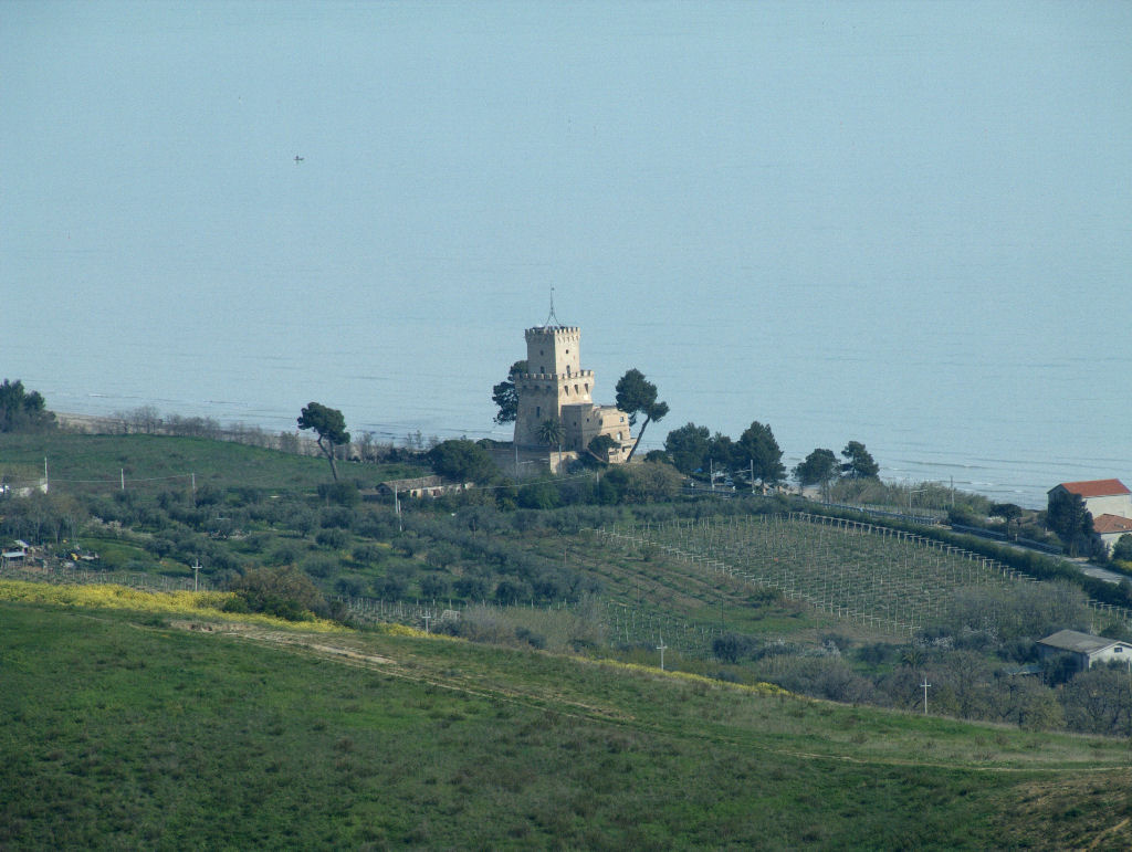 La torre di cerrano vista dalla vecchia Silvi