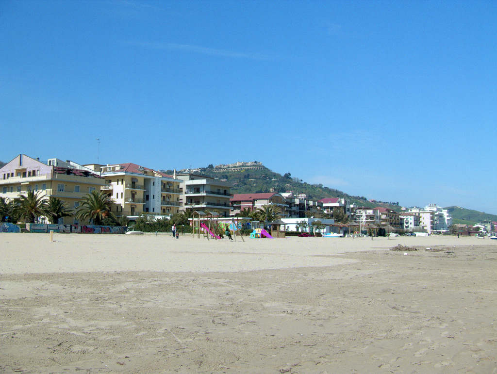 Lido Nettuno Silvi Marina (vista dal mare alle colline)