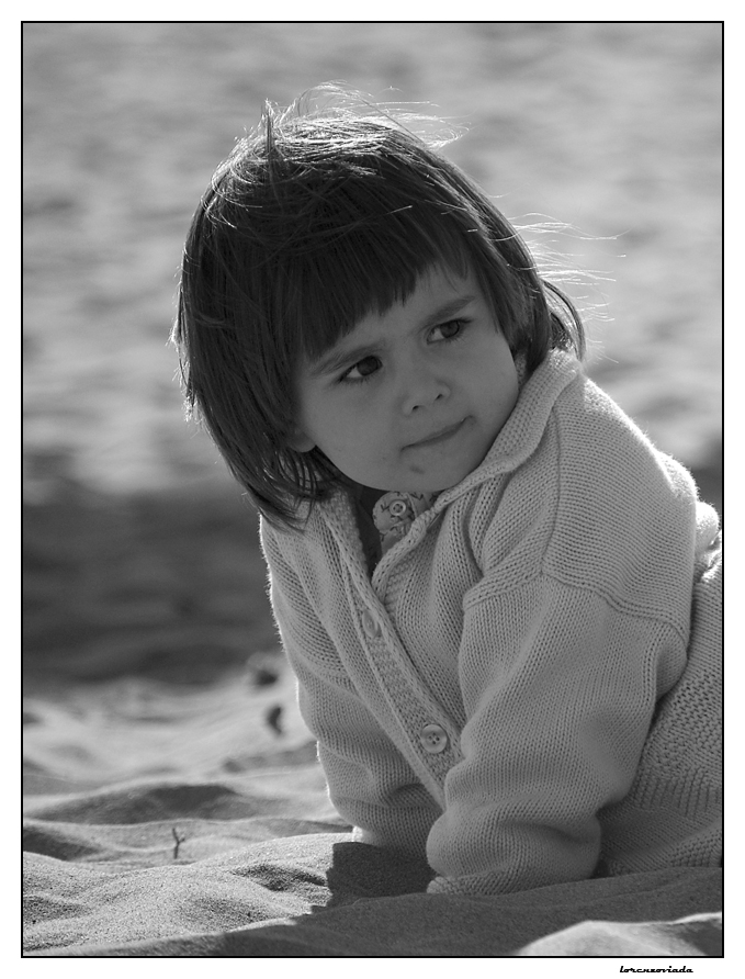 con le mani nella sabbia