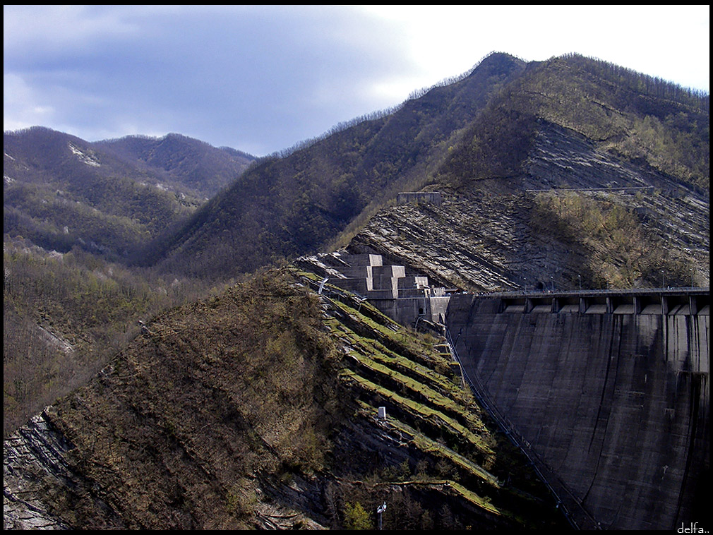 MURO TRA  LE MONTAGNE...
