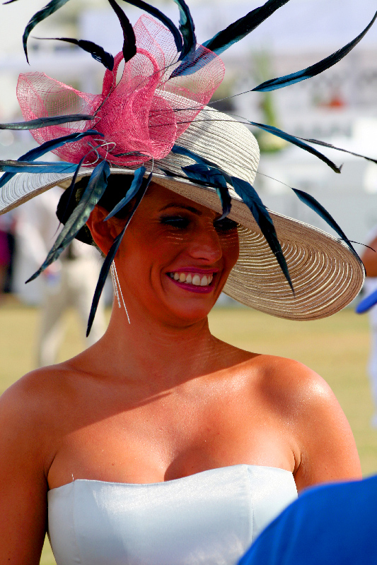 Dubai, donna col cappello 2