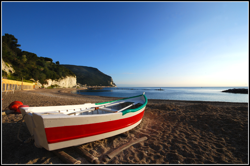 La barca con la riga rossa