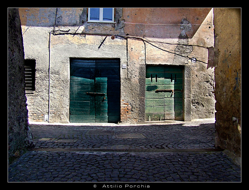 particolare porte chiuse - Bracciano -