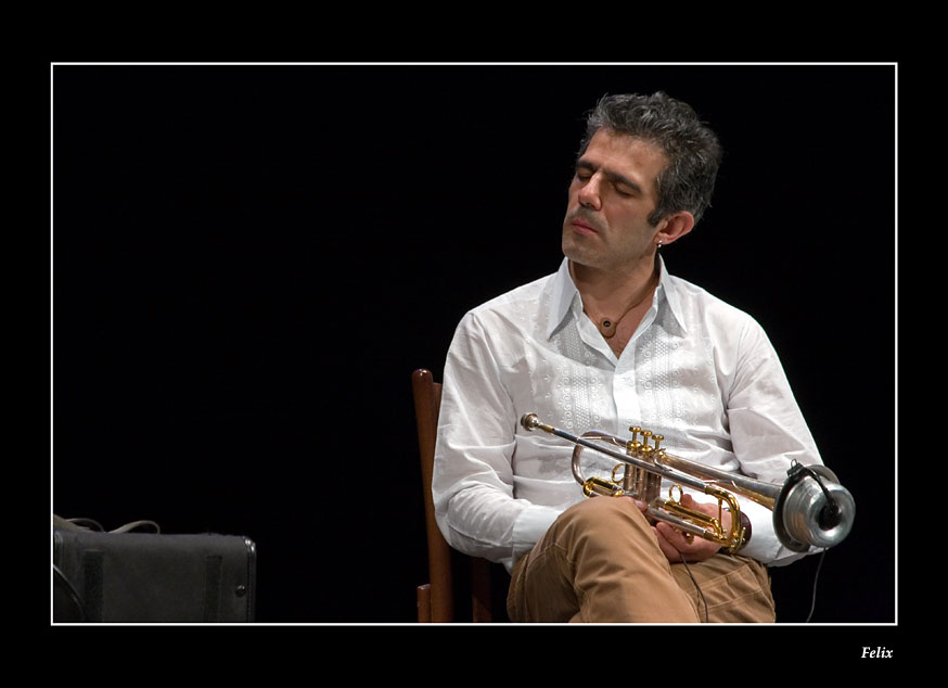 Paolo Fresu- standing in esecution