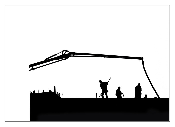 Uomini sul castello con testa di drago sullo sfondo