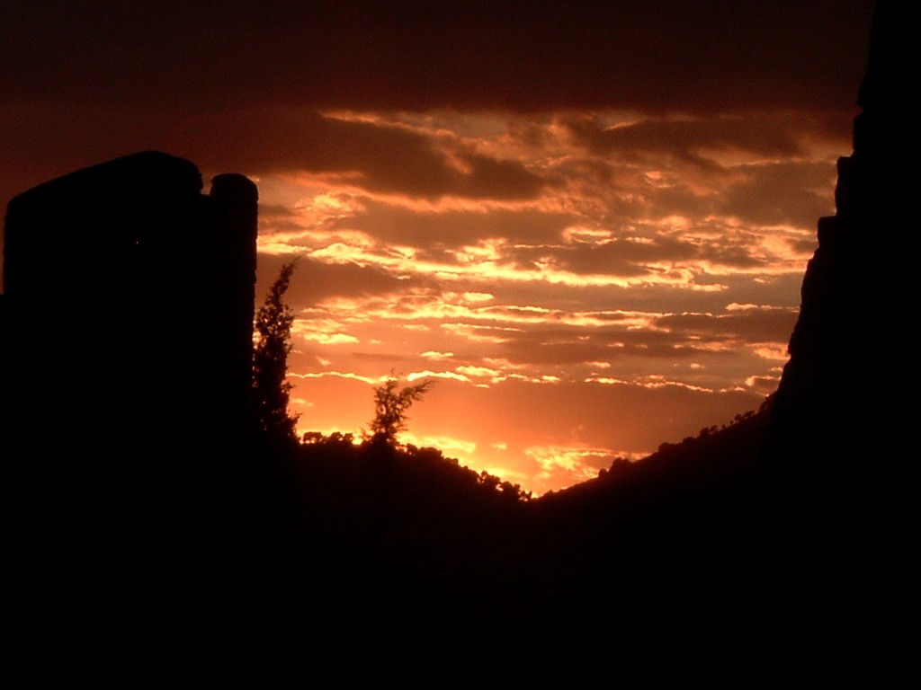 fiamme sul castello di Itri