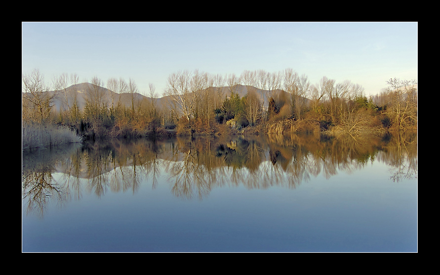 L'acqua al crepuscolo rimane silenziosa...