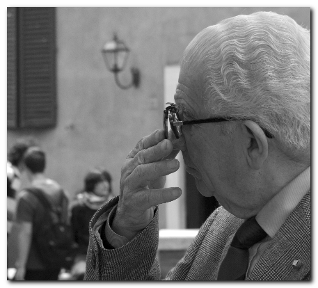 alla fermata del tram