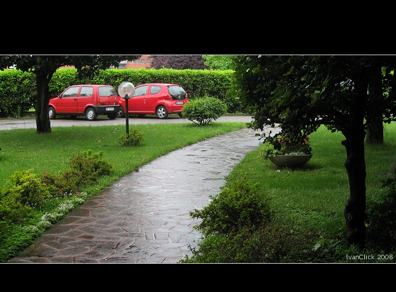 Devo uscire. Piove. Vabb� esco. Wow...