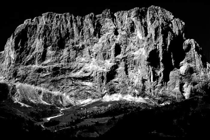 La parete nord del Gruppo del Sassolungo.