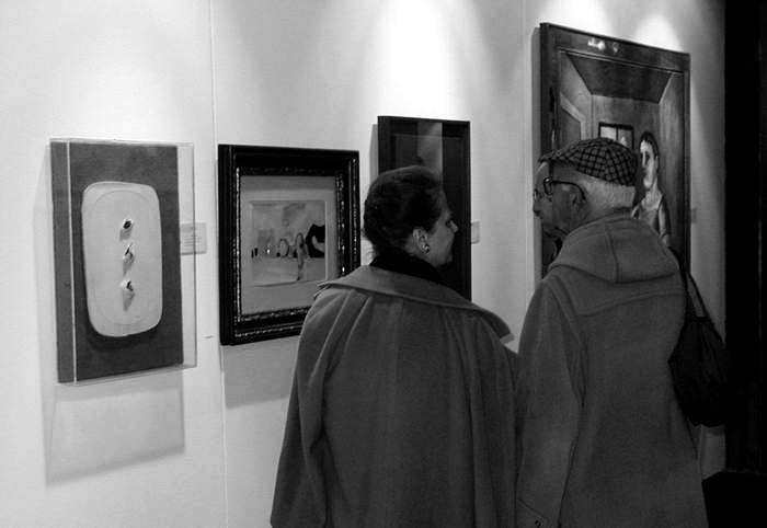 In galleria d'arte. Opere di Lucio Fontana.