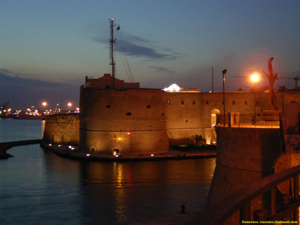 Castello aragonese di notte - Taranto