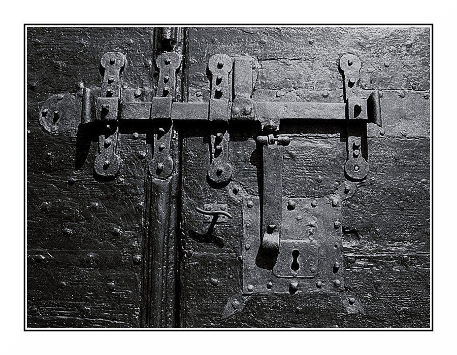 Bianco & Nero con Legno, Chiodi e Ferro