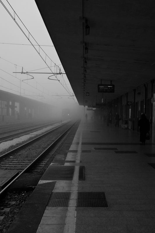 stazione nella nebbia