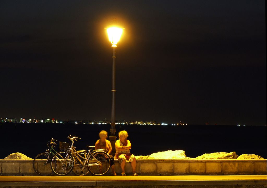 Cesenatico - signore con bicicletta sul portocanale