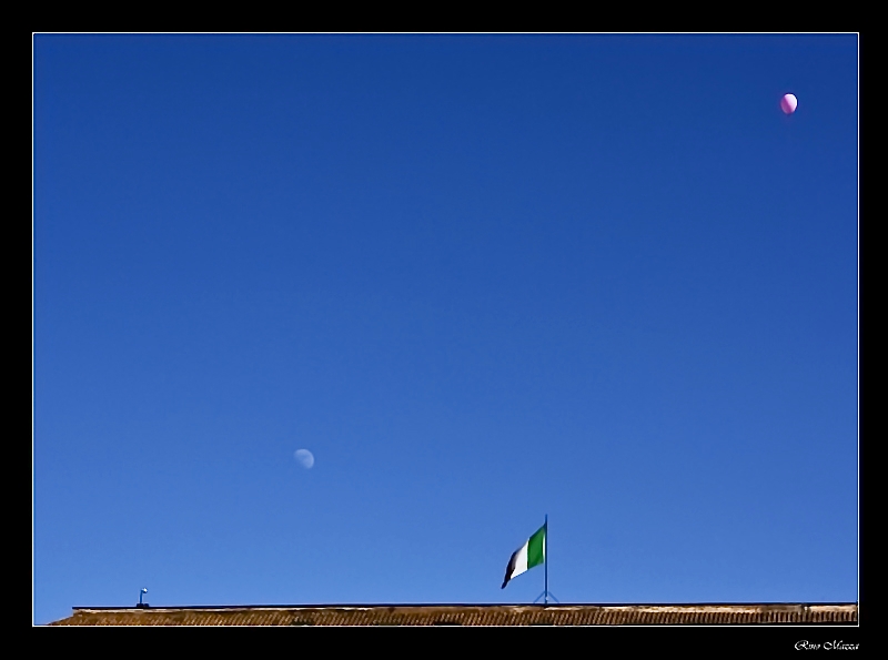 La luna, la bandiera e il palloncino