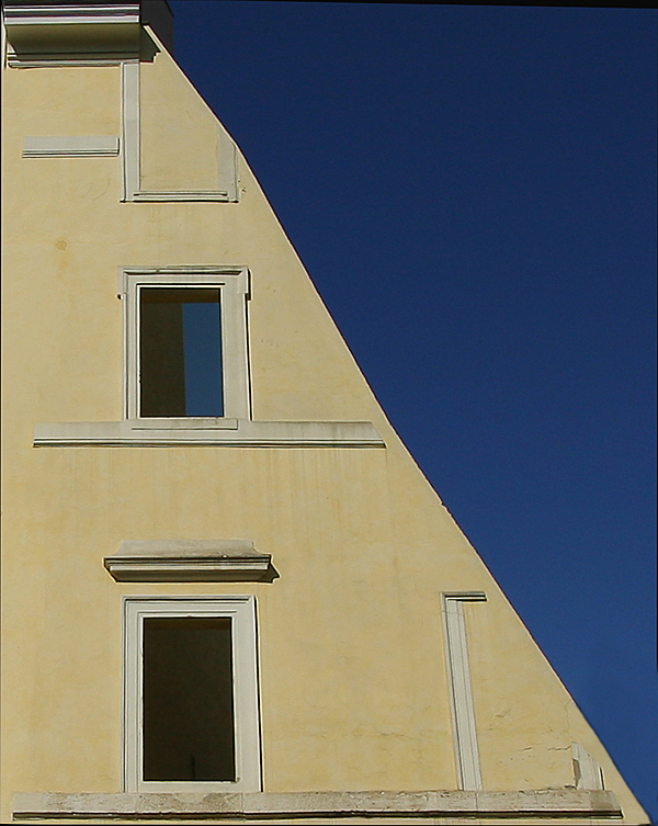 Facciata inclinata 2 - Bombardato?