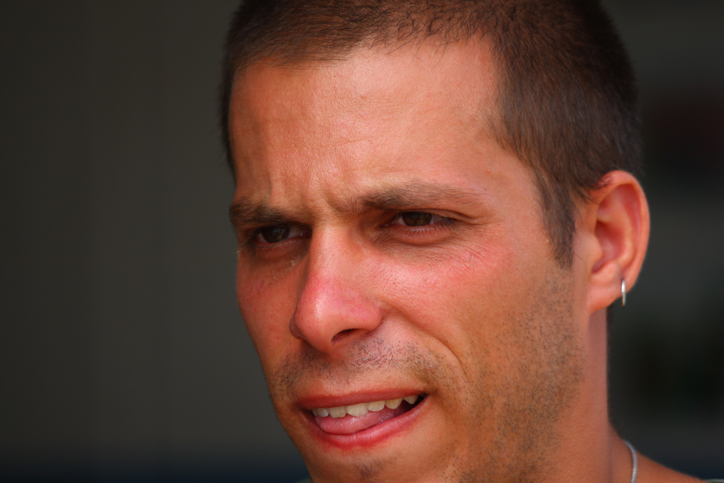 Roberto guarda e pensa