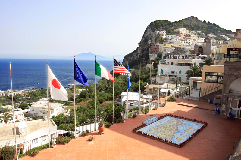 l'isola di capri con vista Vesuvio