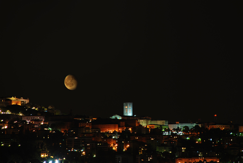 Perugia e luna gialla