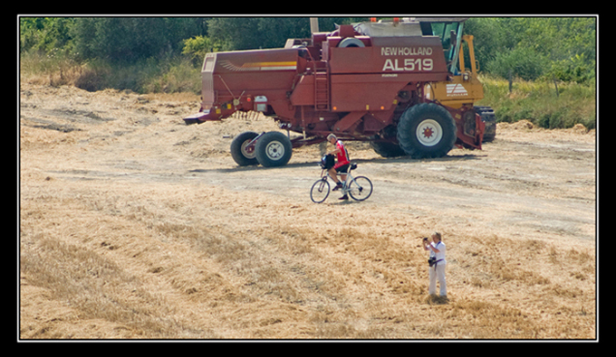 Clara Ravaglia in attesa di fotografare "il ciclista che fotografa"