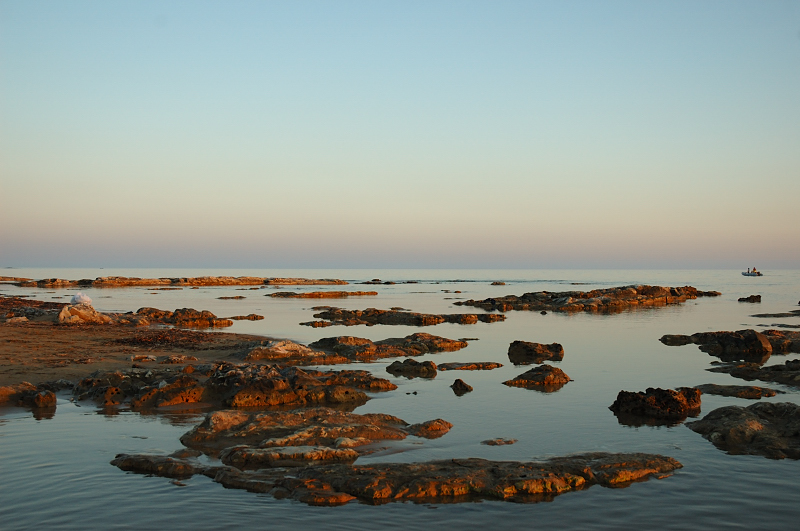 tramonto sugli scogli