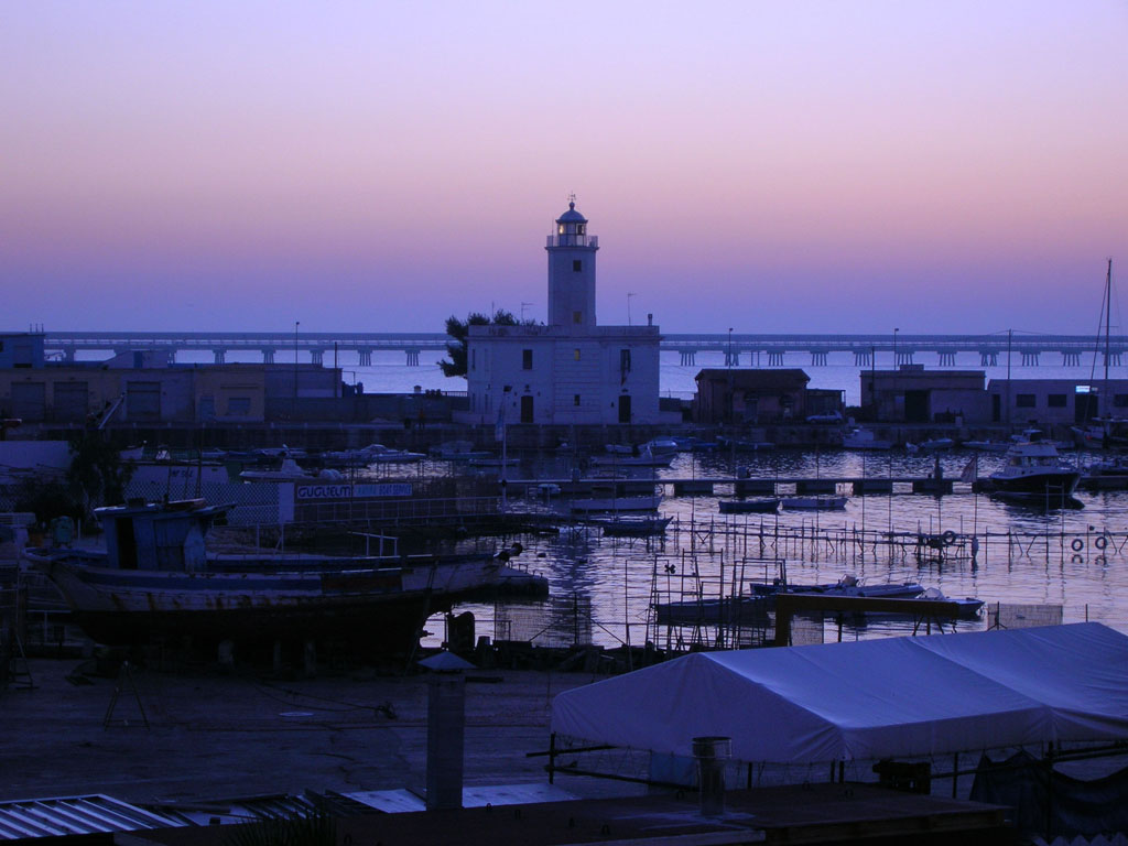 Il faro nell'alba