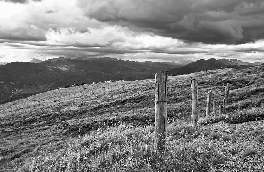 Seguendo la staccionata..fino al Libro Aperto