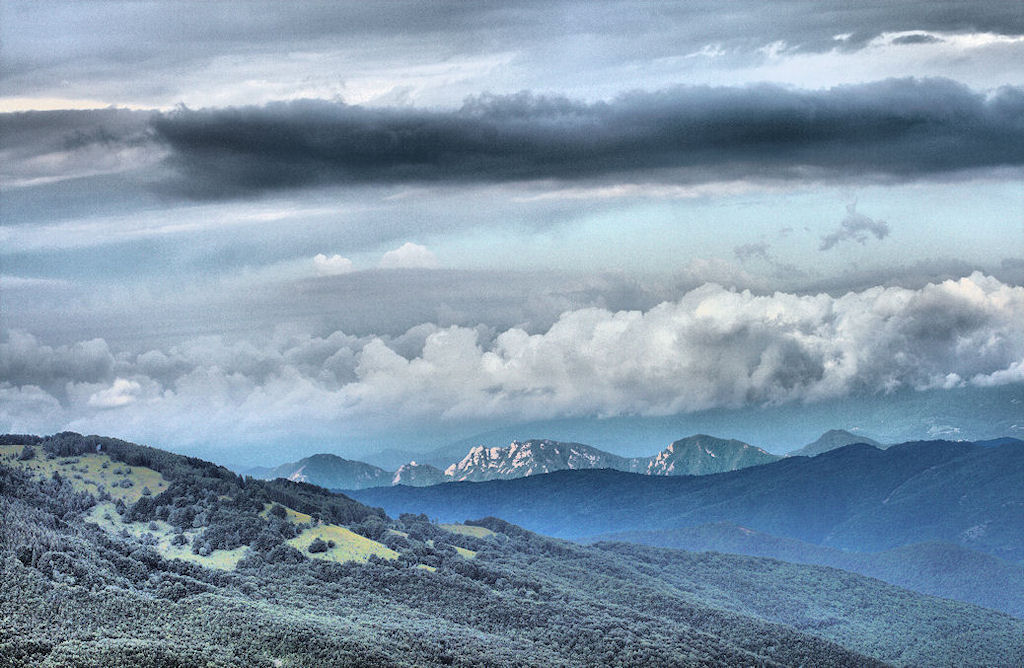 uno sguardo:dalle Capanne Cosola[AL-PV-PC-GE]circa 1500 m S .L.M