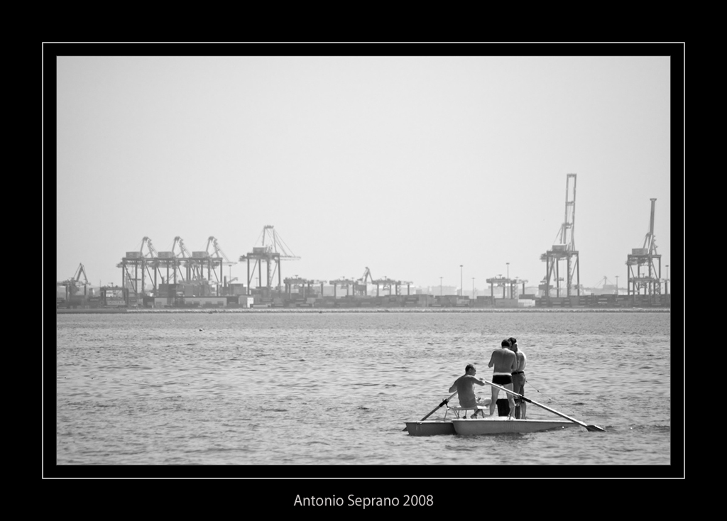 Sullo sfondo, Taranto