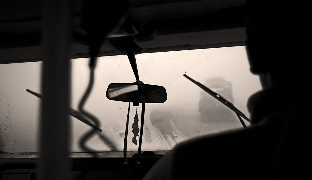 Fuoristrada nella nebbia, Ngorongoro, Tanzania