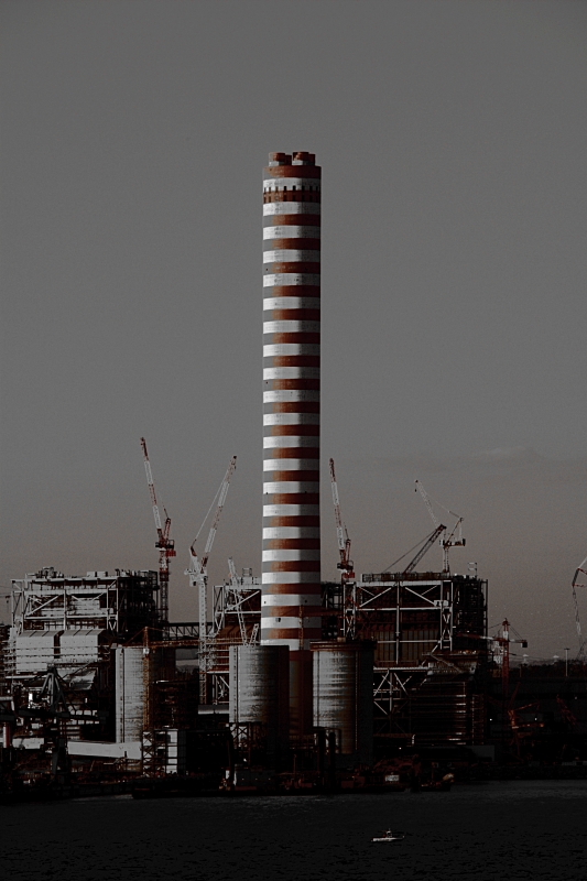 Un bel d�, vedremo levarsi un fil di fumo sull'estremo confin del mare. ...