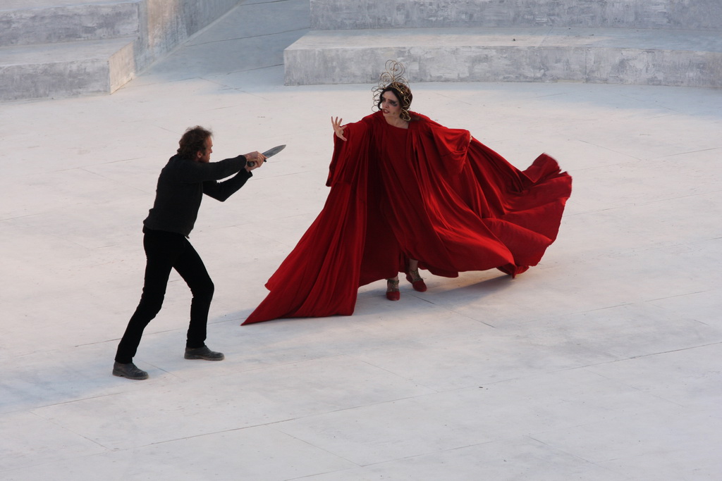 [Siracusa - Eumenidi 2008] - Oreste uccide Clitennestra