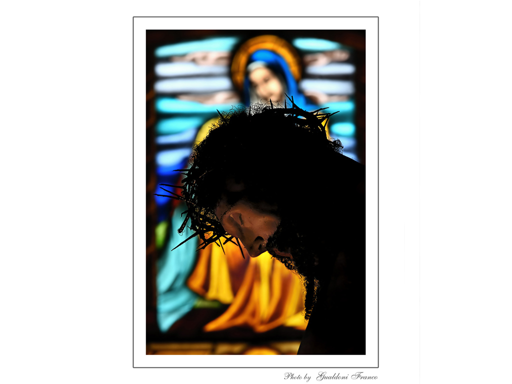 Maria guarda Gesu' che muore.