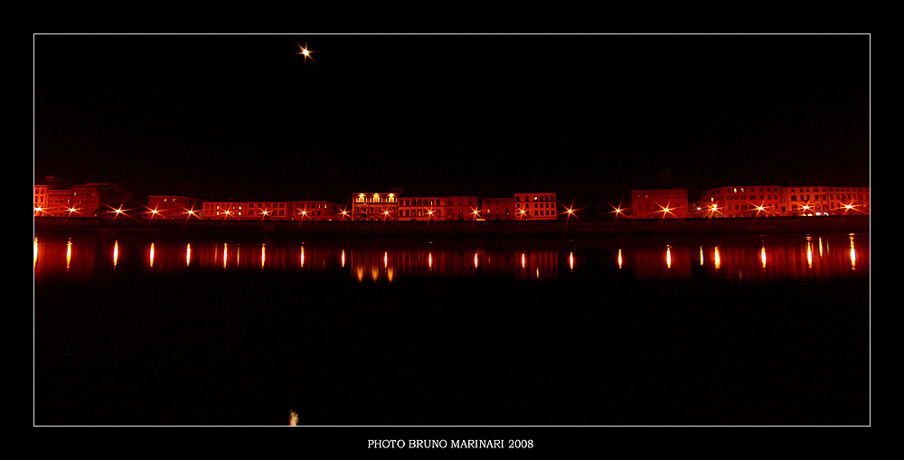 La luna sui lungarni Pisani