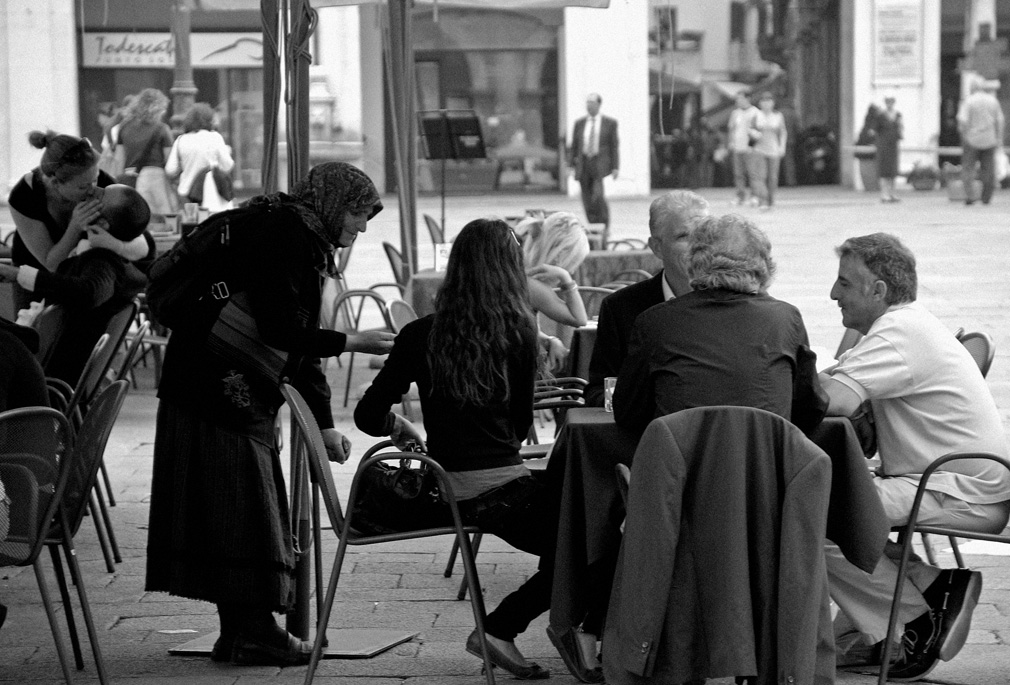Brescia: persone in piazza