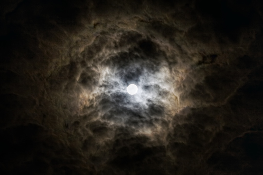 Con la luna tra le nuvole