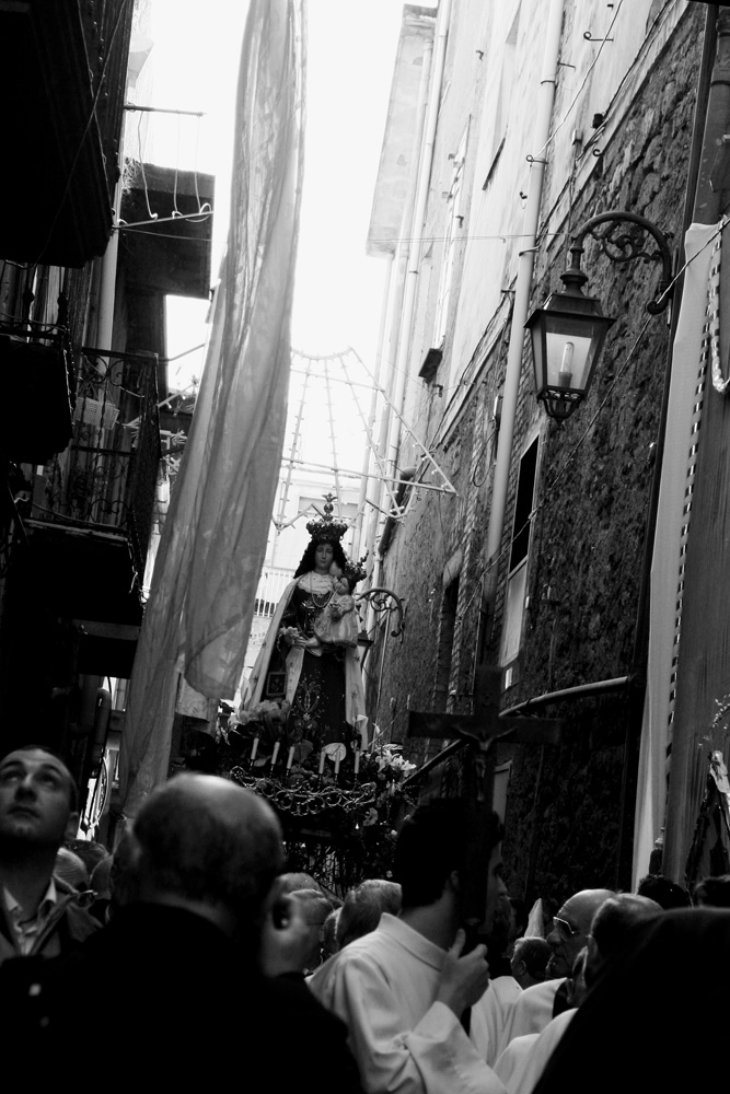 strada stretta durante la processione