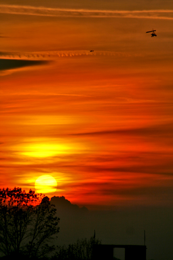 Volando nel tramonto rosso
