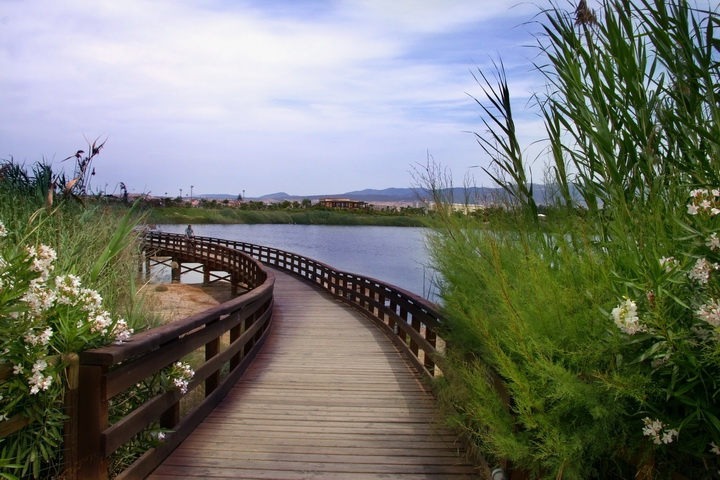 Benvenuti, seguite il ponte poi a destra.........