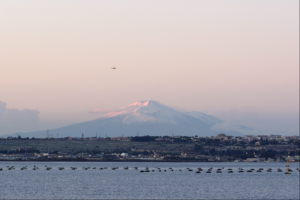 ETNA - fotografata  dal porto grande di Siracusa