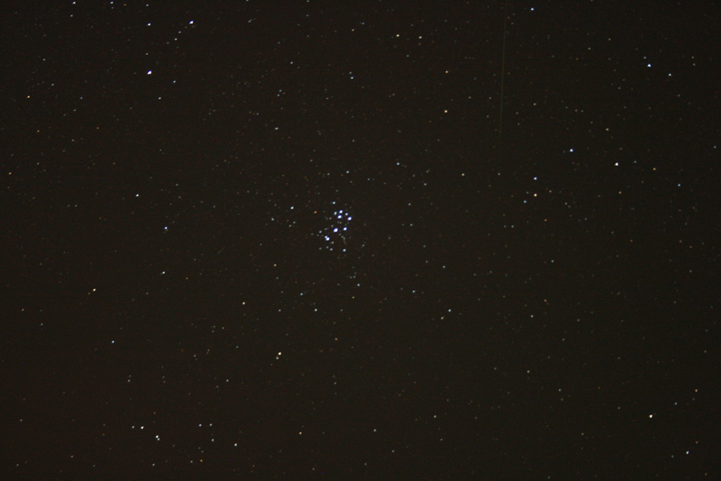 Pleiadi con scia meteora