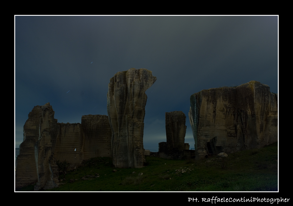 la cava abbandonata di notte