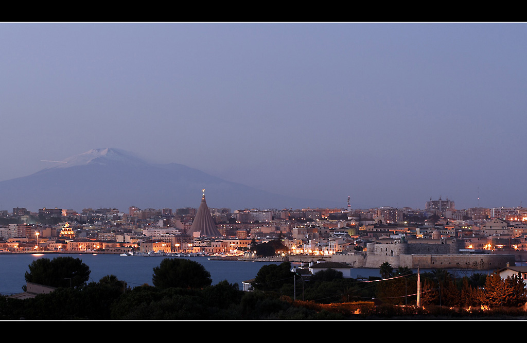 SIRACUSA - In evidenza il Santuario della Madonna delle lacrime , il castello Maniace e naturalmente l'ETNA