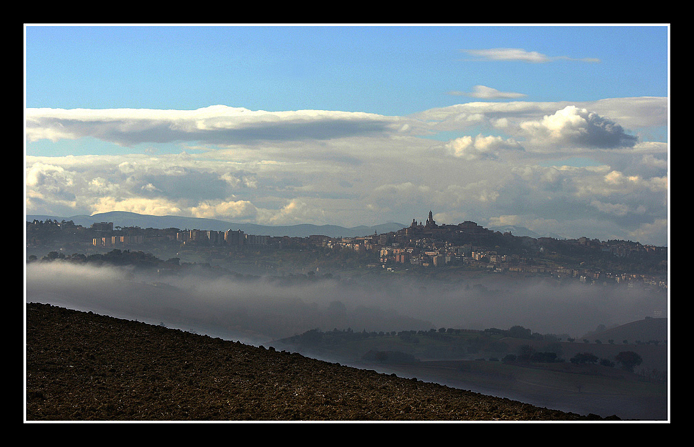 nuvole, nebbia, terra.......