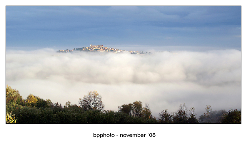 ...Montelupone sul nebbione...