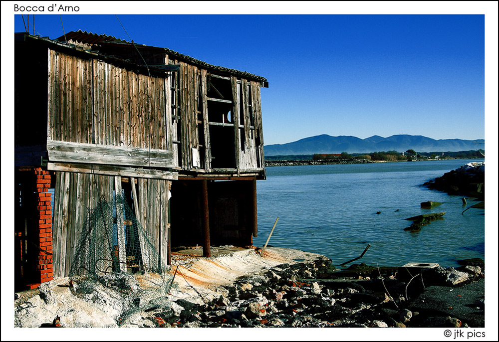 Ridesti di spiagge e di favole antiche,d'amore venduto in perle sul mare..